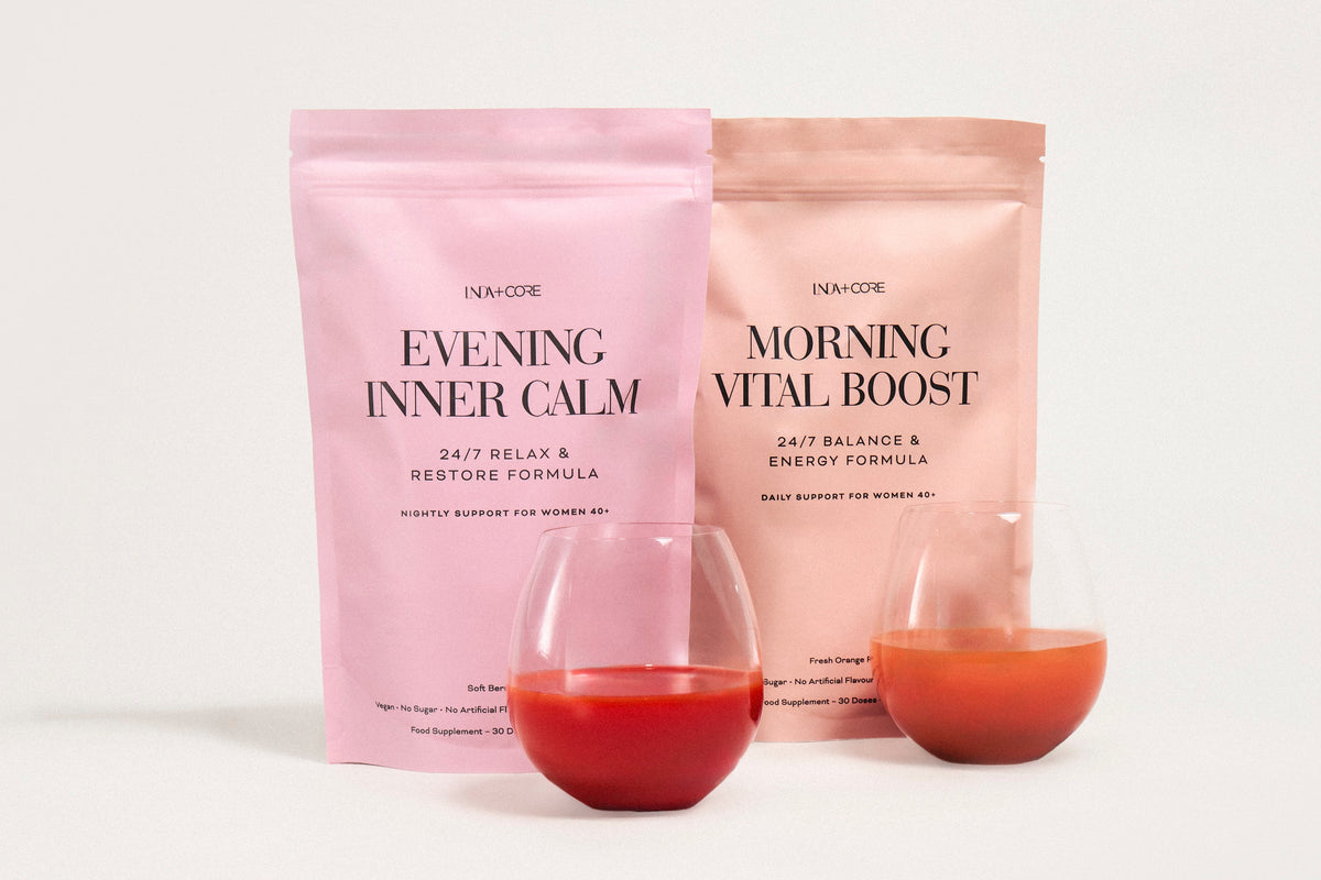 Posene med Evening Inner Calm og Morning Vital Boost, hver med et glass ferdig drikk foran